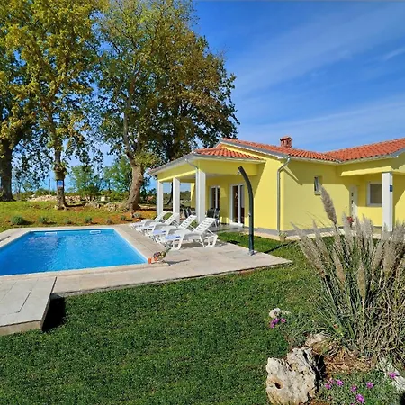 Mit Privatpool Fuer 6 Personen Ca 100 Qm In Divsici, Istrien Suedkueste Von Istrien Holiday home *